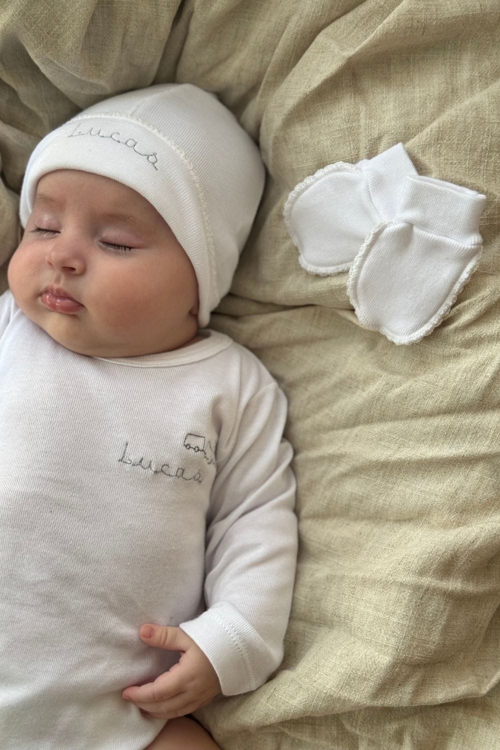 PACK GORRITO Y MANOPLAS DIENTE DE RATA BLANCO PERSONALIZADO